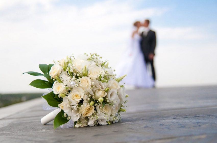  Εύβοια: Η αστυνομία έπιασε τους καλεσμένους να χορεύουν στο γλέντι του γάμου – Έπεσαν πρόστιμα