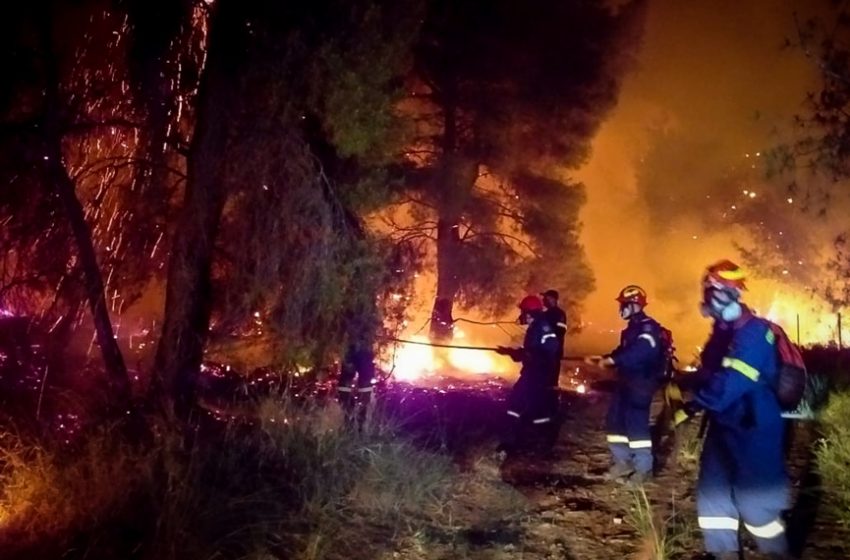  Κορινθία: Μάχη με την φωτιά στον Σχίνο – Κάηκαν σπίτια, εκκενώθηκαν οικισμοί