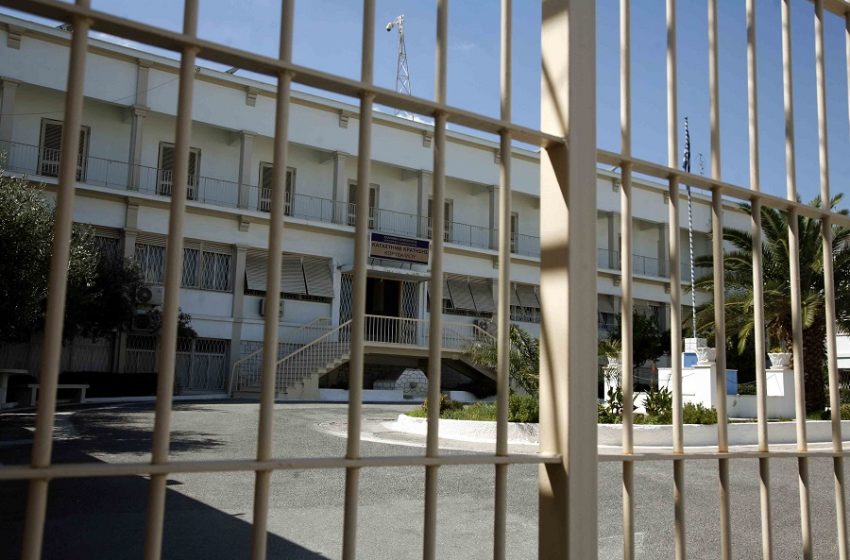  Τρεις συλλήψεις για εισαγωγή ναρκωτικών και κινητών τηλεφώνων στο νοσοκομείο των φυλακών Κορυδαλλού