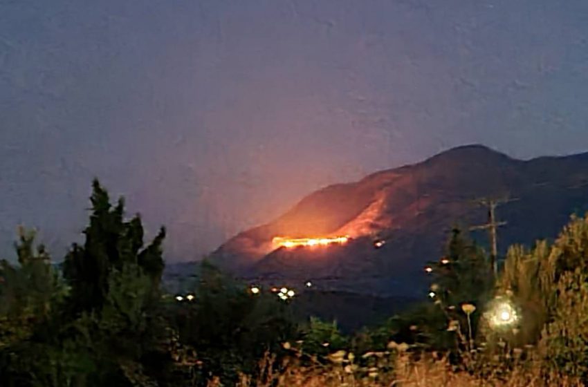  Δύσκολη νύχτα στις Ασίτες – Έφθασε σε κατοικημένη περιοχή η φωτιά