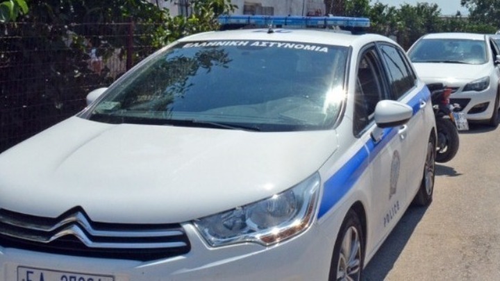  Καταδίωξη στην Αχαΐα – Πετούσε κοκαΐνη από το παράθυρο του αυτοκινήτου