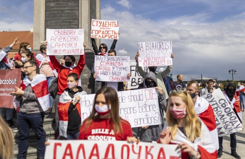  Δεκάδες εξόριστοι Λευκορώσοι διαδήλωσαν στα σύνορα με την Πολωνία κατά του Λουκασένκο