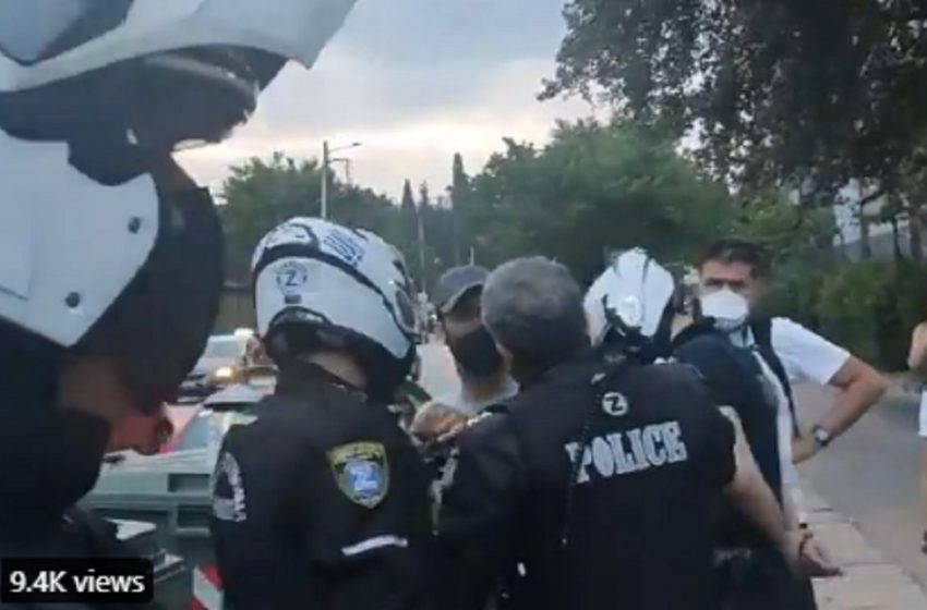  Αστυνομικός έπιασε δημοσιογράφο από το λαιμό – Τι καταγγέλλει ο Αλέξανδρος Λιτσαρδάκης (vid)