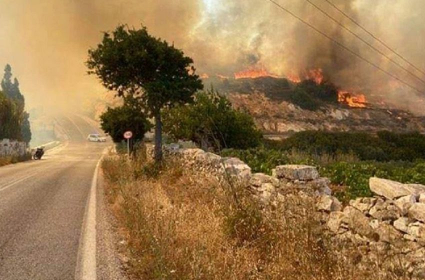  Φωτιά στην Πάρο: Οι φλόγες έφτασαν κοντά σε σπίτια