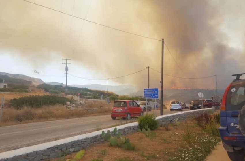  Σε ύφεση η φωτιά στην Πάρο