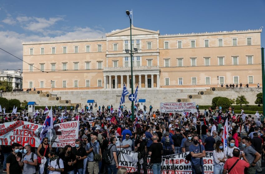  Ψηφίζεται απόψε το εργασιακό – Μεγάλες συγκεντρώσεις τώρα έξω από τη Βουλή