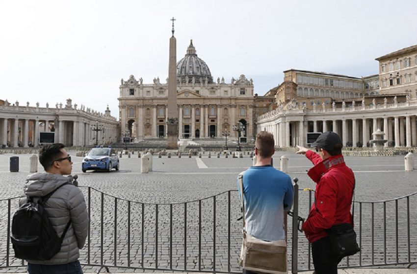  Πανικός στο Βατικανό: Συνελήφθη άνδρας με 8 μαχαίρια που απειλούσε τουρίστες