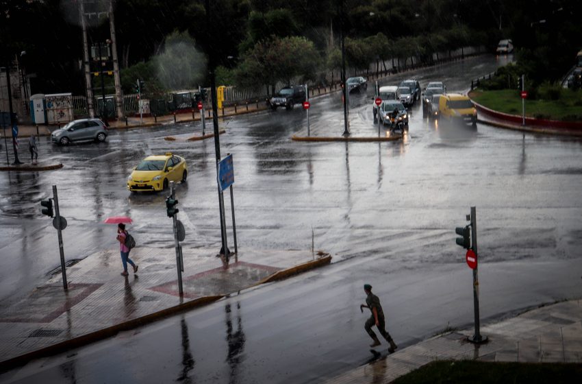  Προβλήματα στην Αθήνα από την καταιγίδα – Πλημμύρισαν δρόμοι – Δεκαδες κλήσεις για βοήθεια