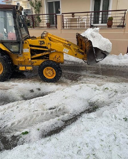  Κοζάνη: Με μπουλντόζα απομάκρυναν το χαλάζι από τους δρόμους της πόλης (vid)