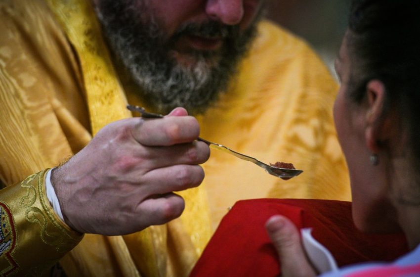  Κρήτη: Ιερείς αρνούνται να κοινωνήσουν πιστούς που είναι εμβολιασμένοι