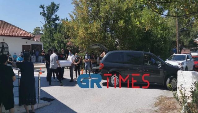  Μάλγαρα: Θρήνος στην κηδεία του βρέφους που έπεσε σε βόθρο (vids)