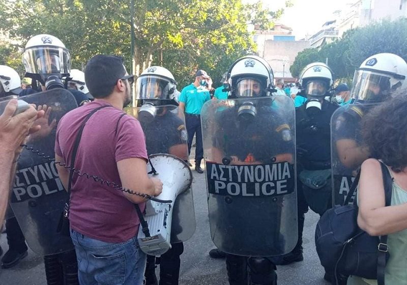  Επίθεση ΜΑΤ σε κατοίκους που διαμαρτύρονταν για τοποθέτηση κοντέινερ για μαθητές νηπιαγωγείου