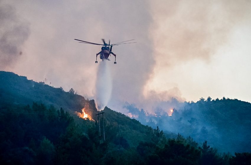  Φωτιά στην Κάρυστο Ευβοίας κοντά σε κατοικημένη περιοχή