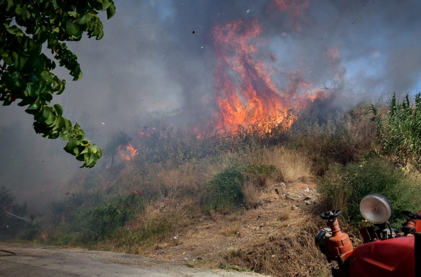  Αχαΐα-πυρκαγιά: Ενεργοποίηση του 112 για άμεση εκκένωση της ευρύτερης περιοχής της Πτέρης