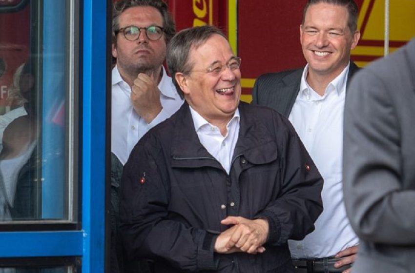 Γερμανία: Απολογήθηκε ο πρωθυπουργός της Βόρειας Ρηνανίας-Βεστφαλίας για τα γέλια