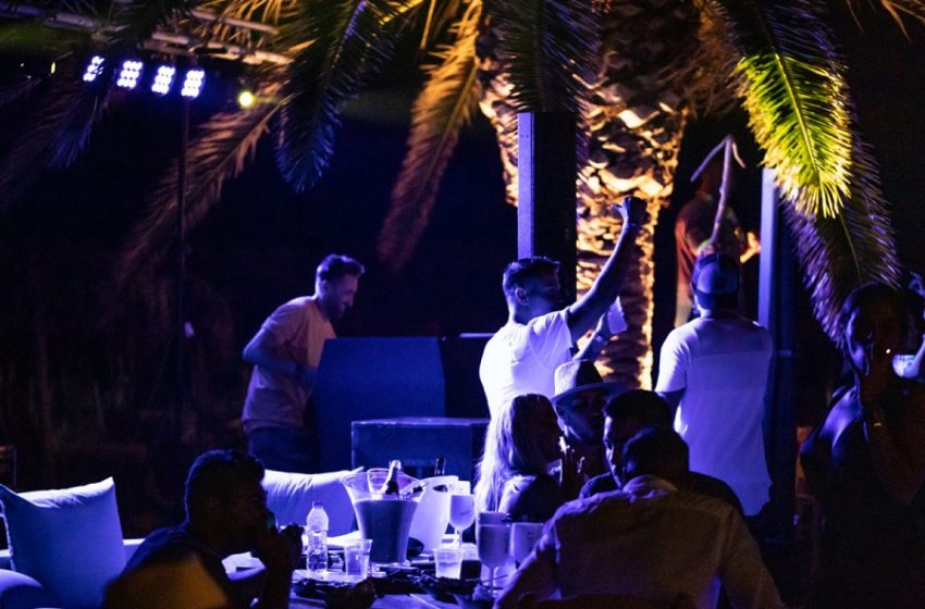  Beach bar στην παραλιακή: Αναβάλλονται όλα τα πάρτι μετά τη συρροή κρουσμάτων