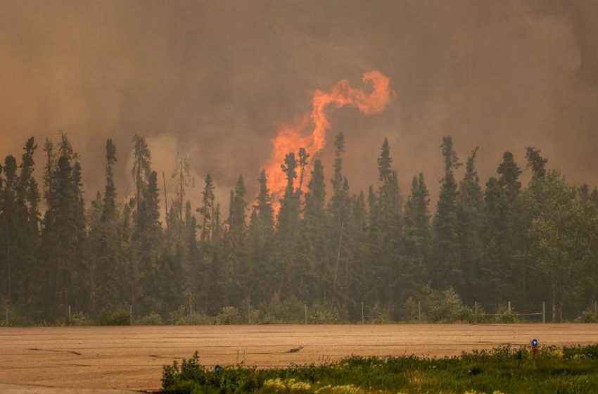  Εκατοντάδες άνθρωποι εγκατέλειψαν τα σπίτια τους εξαιτίας πυρκαγιών στον Καναδά – Ρεκόρ με 49,6 βαθμούς Κελσίου