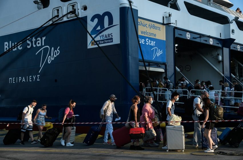  Κανόνες υπό αίρεση για διακοπές, μετακινήσεις, διασκέδαση – Όλα όσα πρέπει να γνωρίζουμε και γιατί δεν επιβλήθηκε rapid ή PCR για αυτούς που επιστρέφουν