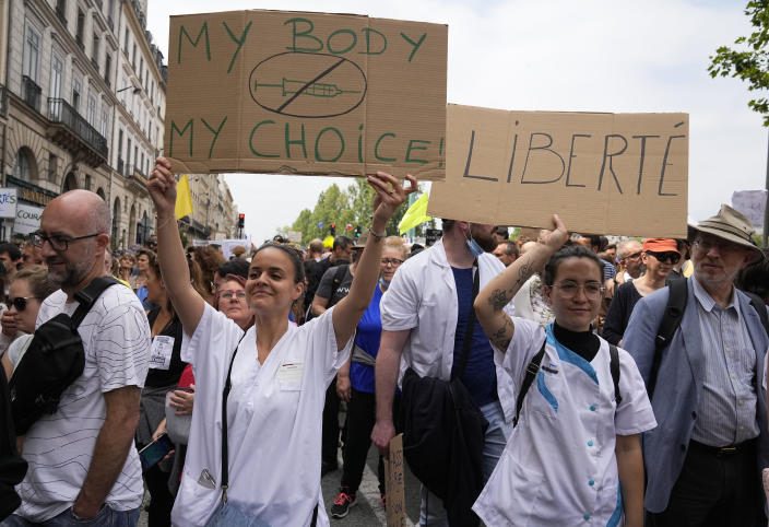  Χιλιάδες διαδηλώνουν κατά του εμβολιασμού σε όλη τη Γαλλία