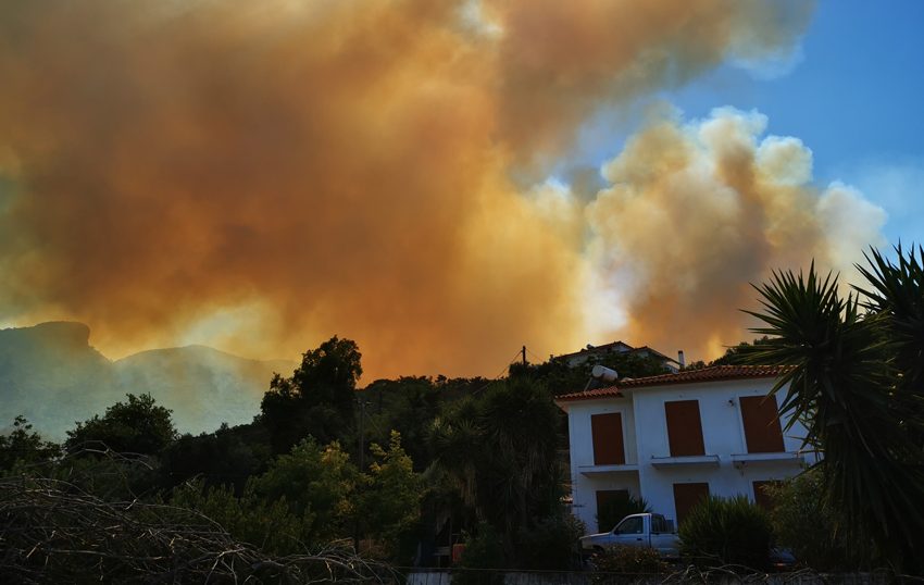  Ανεξέλεγκτη η φωτιά στη Σάμο – Εκκενώνονται ξενοδοχεία