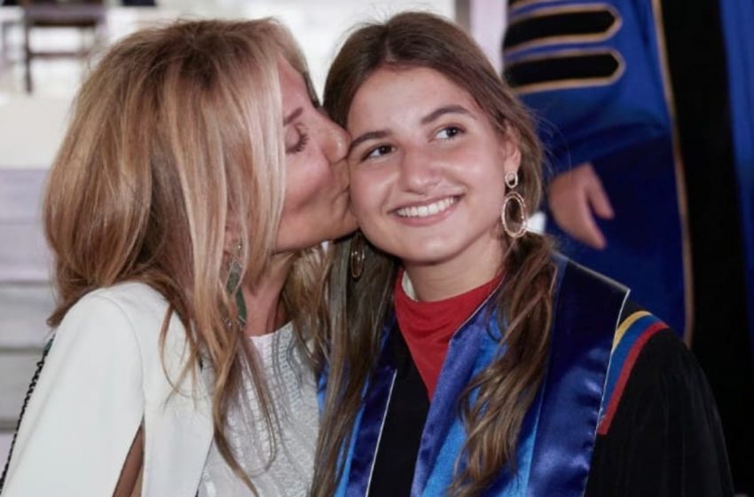  Το φιλί της Μαρέβα στην κόρη της Δάφνη για την αποφοίτηση