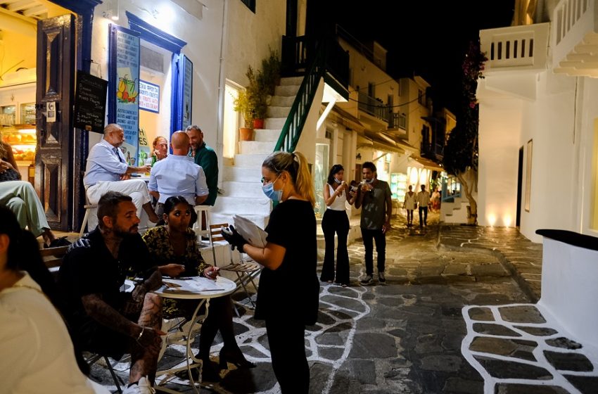  Άγριο ξύλο και τραυματίες σε γνωστό bar της Μυκόνου – Κλωτσιές, μπουνιές και καρεκλιές