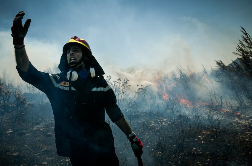  Μήνυμα από το 112 και άμεση εκκένωση του Νιμποριού από τη φωτιά στα Νέα Στύρα Ευβοίας