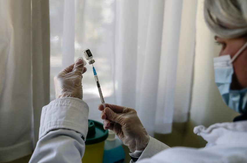  Κοροναϊός: Ποιοι θα κάνουν πρώτοι την τρίτη δόση του εμβολίου