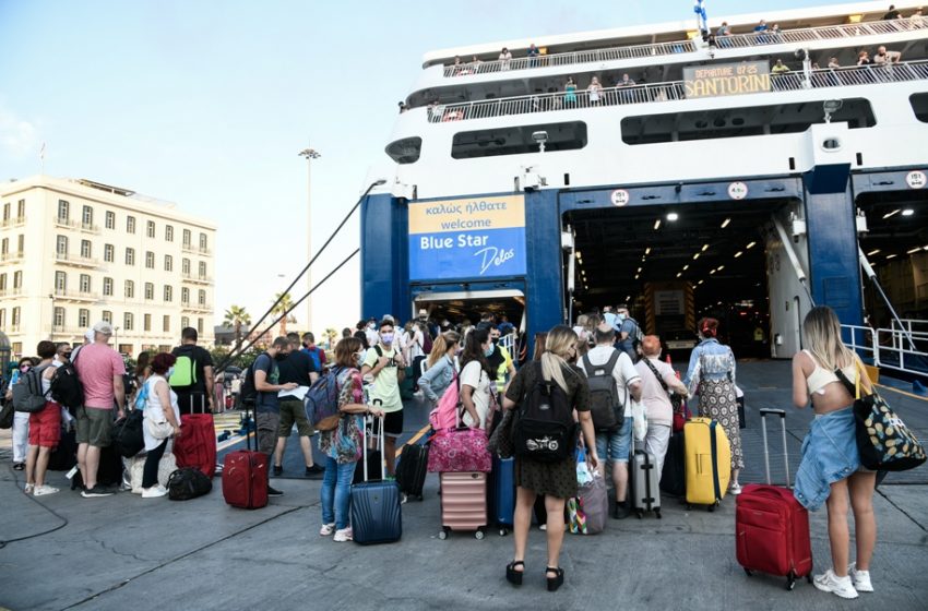  Φεύγουν οι αδειούχοι του Αυγούστου – Έρημη πόλη η Αθήνα – Η πληρότητα στα πλοία αγγίζει το 100%