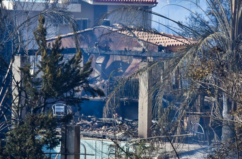  Πύρινος εφιάλτης στην Πάτρα: Έκαιγε όλη νύχτα η φωτιά – Σε απόγνωση οι κάτοικοι