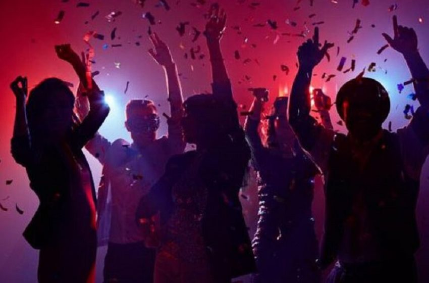  Εικόνες από κορονοπάρτι στη Μύκονο – Ξέφρενη διασκέδαση χωρίς μέτρα και αποστάσεις