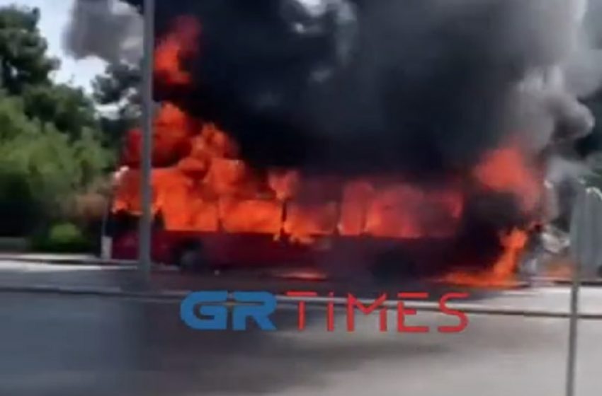  Θεσσαλονίκη: Η στιγμή που λεωφορείο τυλίχτηκε στις φλόγες