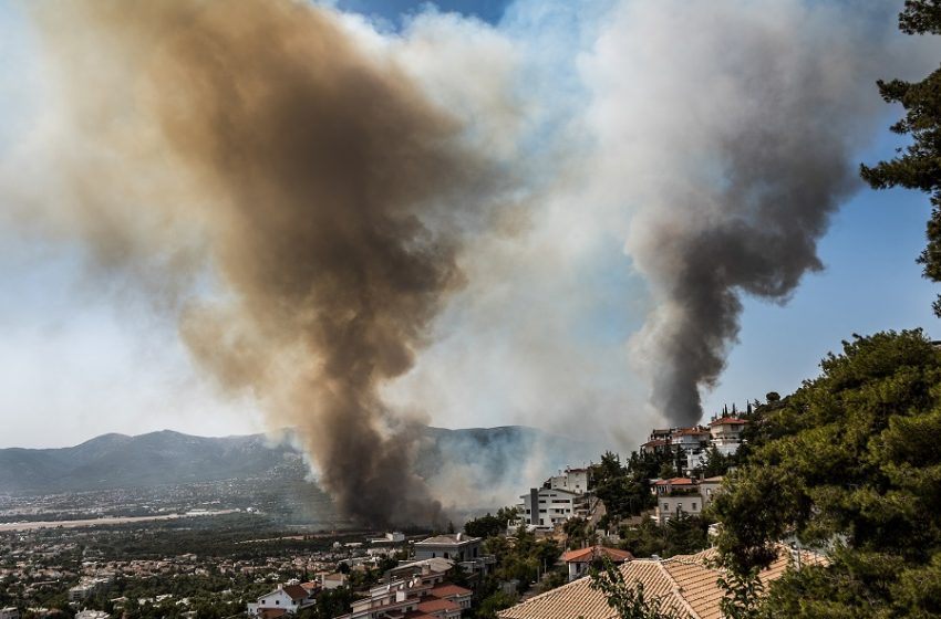  Φωτιά στη Βαρυμπόμπη: Νέο μήνυμα από το 112