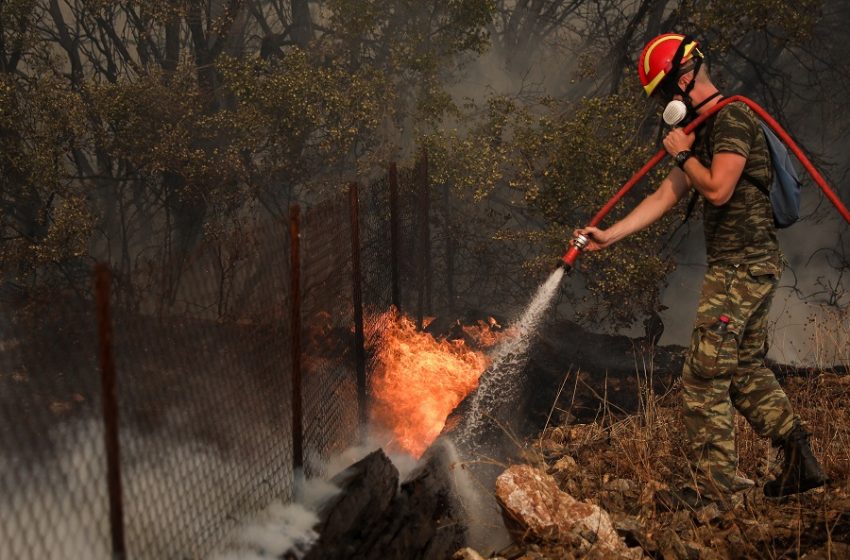  Πυρκαγιά Βαρυμπόμπη: Εγκλωβισμένο ζευγάρι στις Αδάμες-  Εκκένωση Θρακομεδόνων