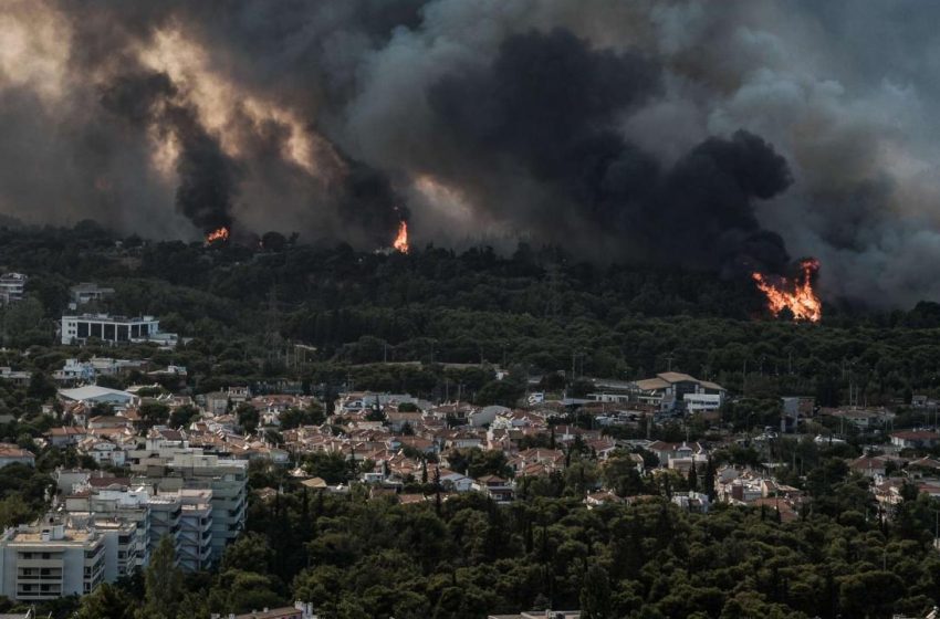  Meteo/ Γιατί γιγαντώθηκε η φωτιά στην Βαρυμπόμπη- Το μικροκλίμα της πυρκαγιάς, οι άνεμοι και η γεωμορφολογία