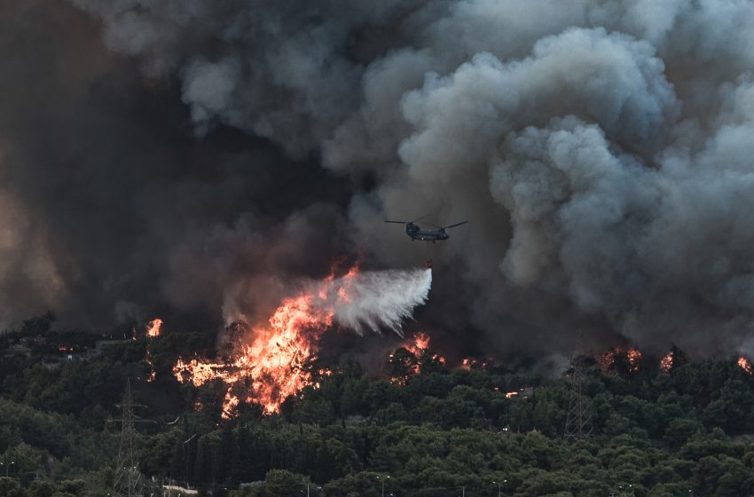  Φωτιές σε Βαρυμπόμπη και Εύβοια: Σε επιφυλακή νοσοκομεία και κέντρα υγείας