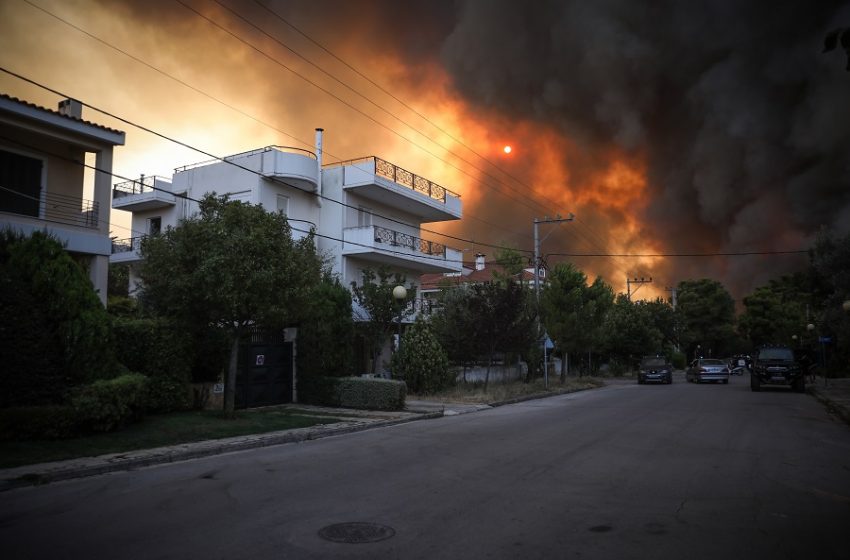  Φωτιά στη Βαρυμπόμπη: Έξι άτομα με αναπνευστικά προβλήματα και ένας πυροσβέστης στο νοσοκομείο
