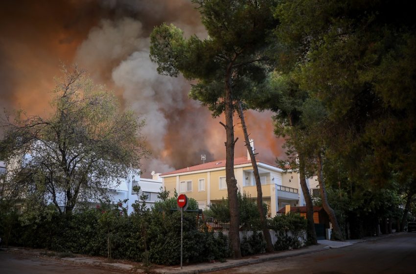  Φωτιά στη Βαρυμπόμπη: Εκκενώνεται το Ολυμπιακό Χωριό – Μήνυμα από το 112