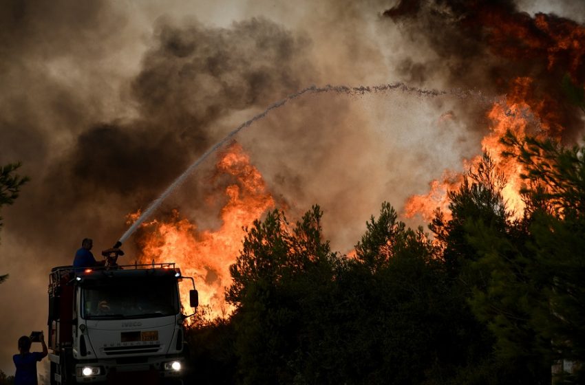  Κόλαση πυρός στην Αττική:Στις φλόγες Άγιος Στέφανος και Σταμάτα-Ανησυχία για την ένταση των ανέμων