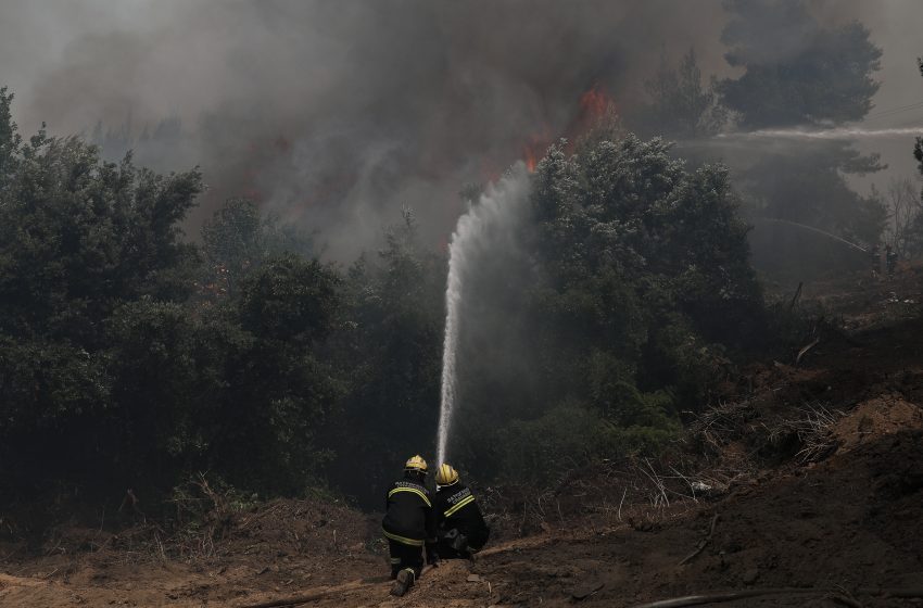  Εξι φωτιές σε Μάνδρα και Πόρτο Γερμενό από πτώσεις κεραυνών