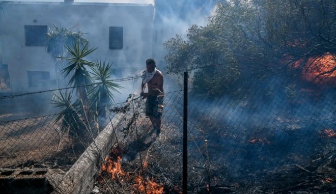  “Κόλαση” φωτιάς σε Bίλλια- Κερατέα: Καίγονται σπίτια- Εκκενώθηκαν οικισμοί- Ένα μέτωπο πλησιάζει στα όρια του Εθνικού Δρυμού