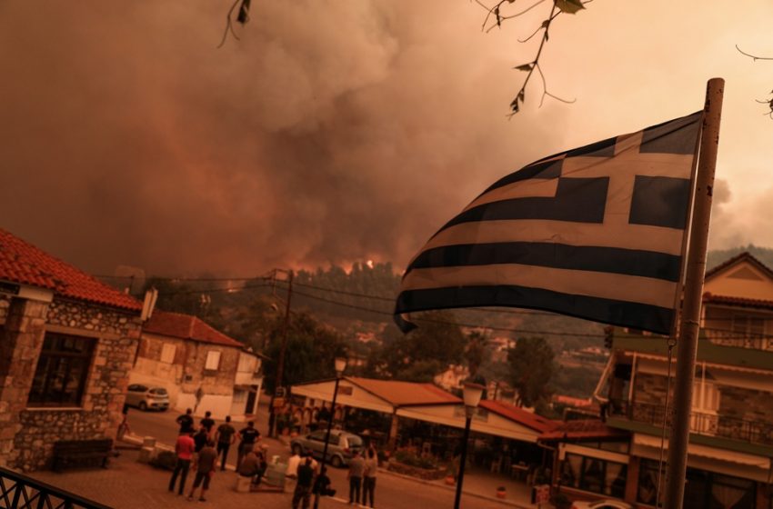  Για έβδομη μέρα στις φλόγες η Εύβοια – Μάχη σε Γούβες και Αρτεμίσιο – Κάηκαν 1.000 σπίτια στο Μαντούδι