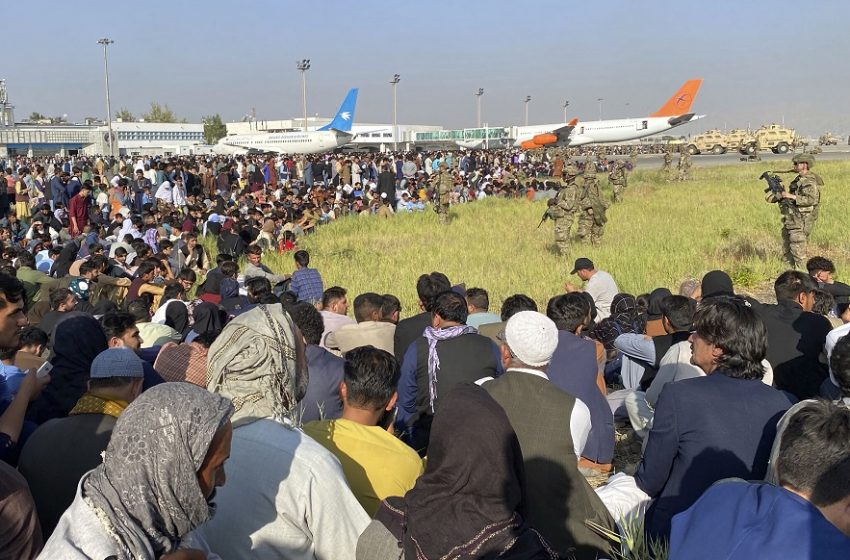  Χιλιάδες Αφγανοί στο αεροδρόμιο της Καμπούλ – Μόνο 18.000 έχουν απομακρυνθεί, αγωνία για τις κινήσεις των Ταλιμπάν