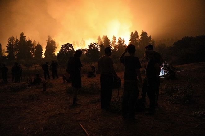  Εύβοια-Όγδοη μέρα: Νέοι της περιοχής στην μάχη της φωτιάς για να μην περάσει προς την Ιστιαία