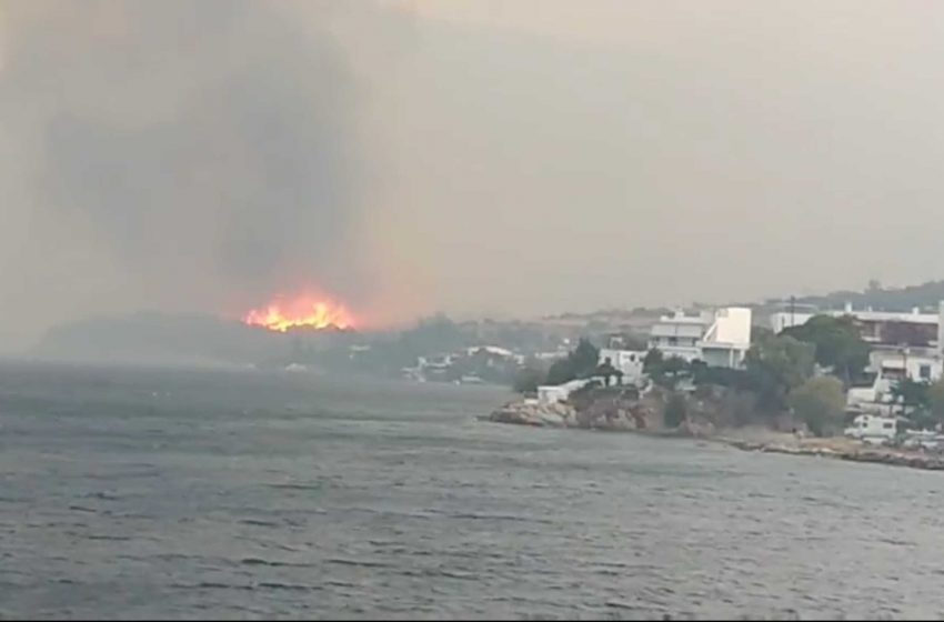  Μεγάλη αναζωπύρωση στην Κάρυστο