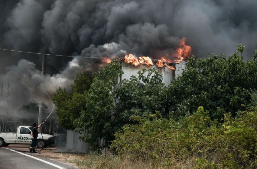  Καίγονται σπίτια στο Κρυονέρι