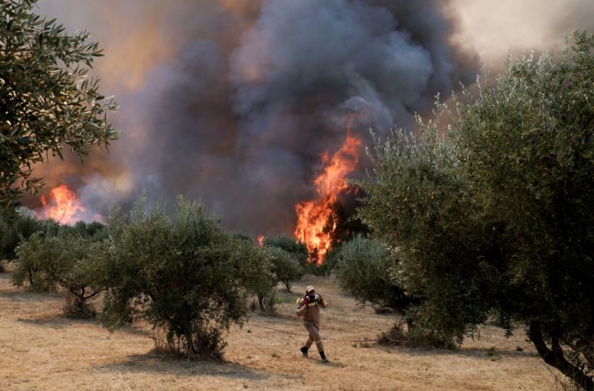  Δύο πολίτες και δύο πυροσβέστες με εγκαύματα και αναπνευστικά προβλήματα στο Κέντρο Υγείας Αρχαίας Ολυμπίας