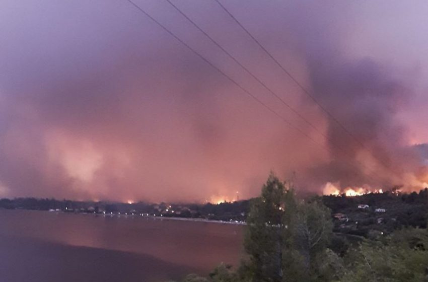  Δύσκολες ώρες στην Εύβοια – Πάνω από 10 οικισμοί έχουν εκκενωθεί – Στις Ροβιές καλούν τους κατοίκους να συγκεντρωθούν στην παραλία