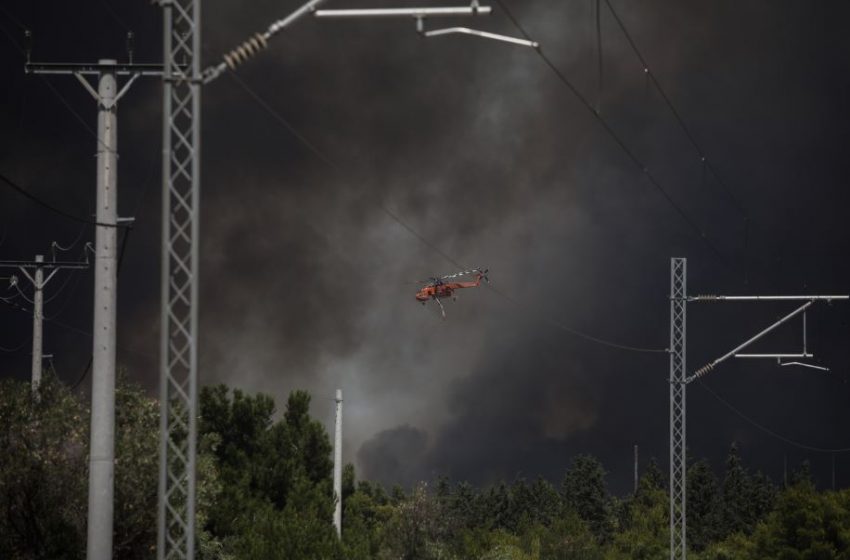  Πύρινη κόλαση στη Βαρυμπόμπη: Ανεξέλεγκτη η φωτιά – Εγιναν εκρήξεις (εικόνες-vid)