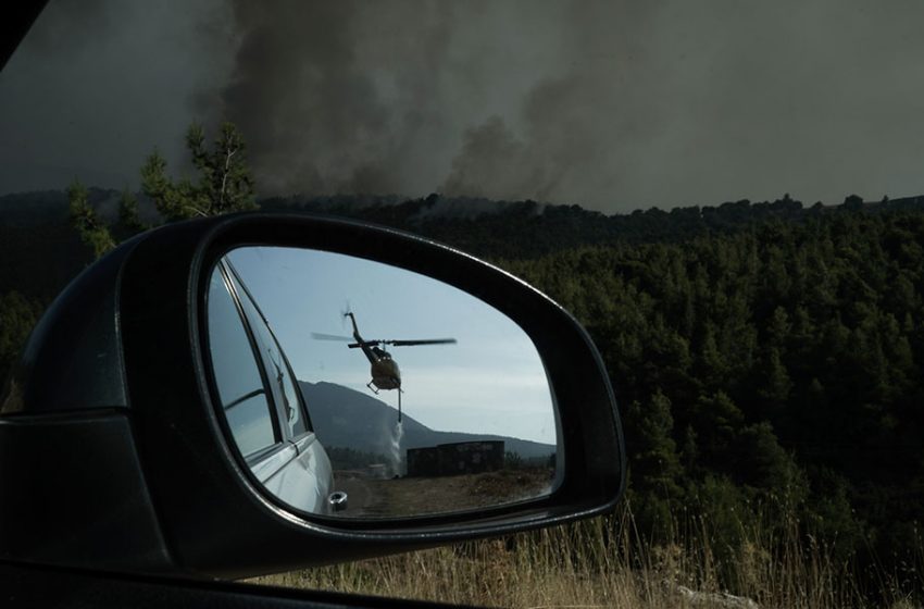  Βίλια: Μάχη για να προλάβουν τις αναζωπυρώσεις- Η εικόνα στο πύρινο μέτωπο